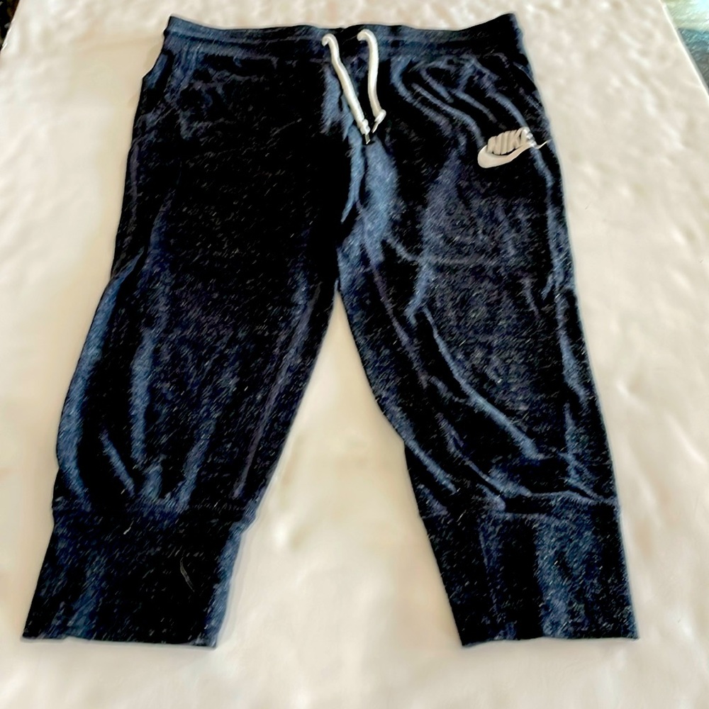 Nike jogger pants size medium.